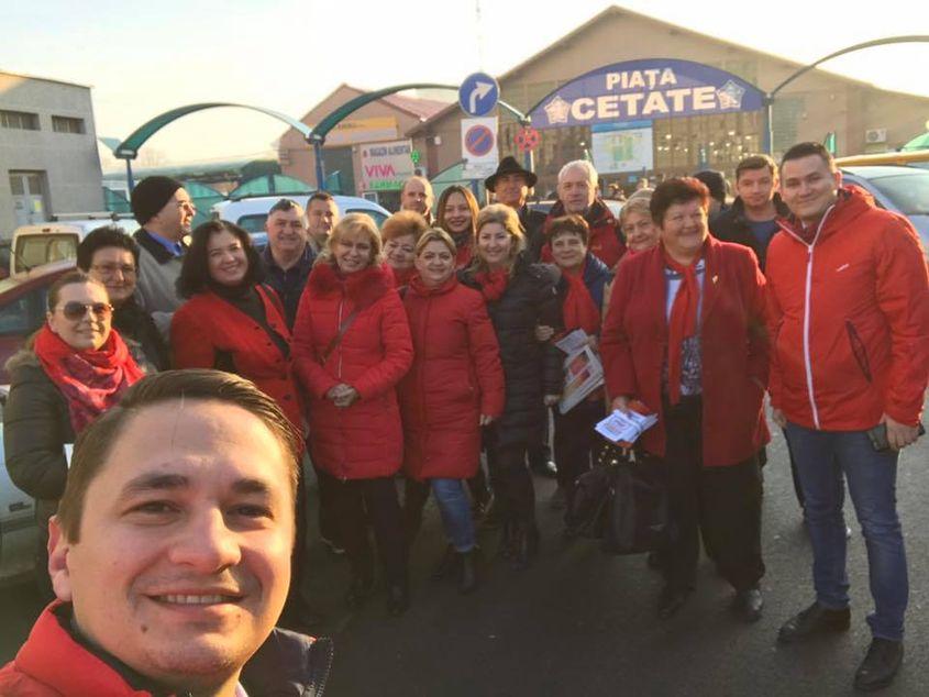 Emilian Pavel (în prim-plan), la o acţiune a PSD Bihor. Foto: Facebook