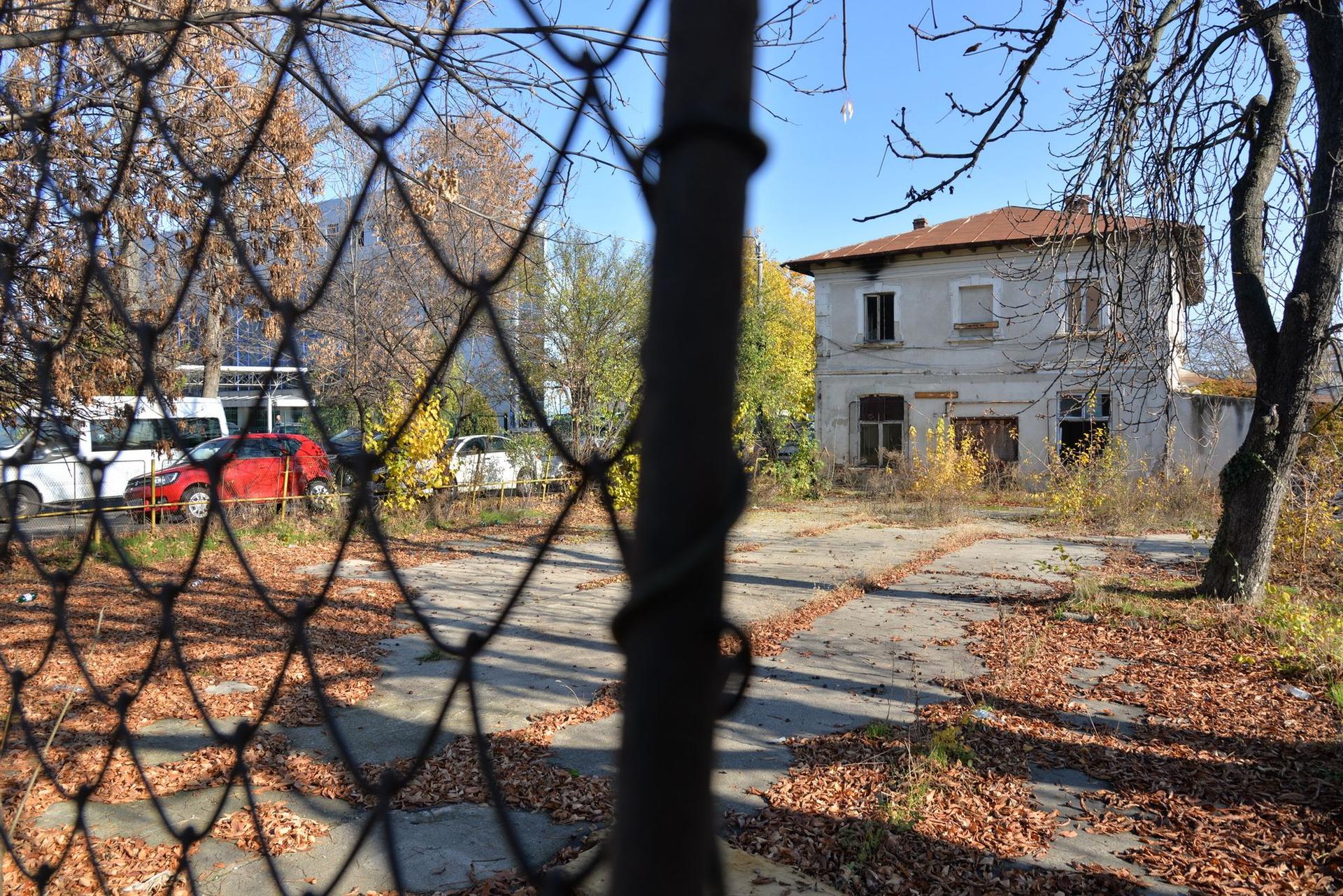 În apropiere de Aeroportul Băneasa, un teren al Primăriei zace abandonat