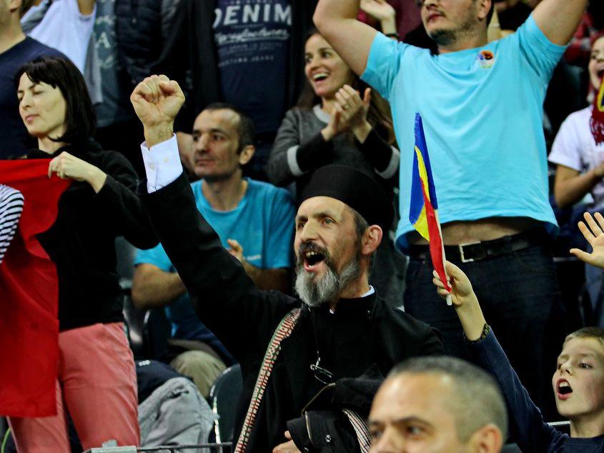 Preotul Marius Moldovan a încurajat echipa națională de handbal la meciul cu Polonia. Foto: Dan Bodea / Transilvania Reporter ©