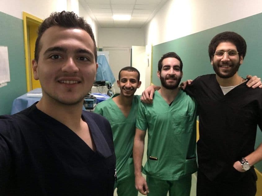Mohamad (primul din stânga) și Ebrahim (al doilea din stânga), împreună cu colegii lor voluntari. Foto din arhiva personală
