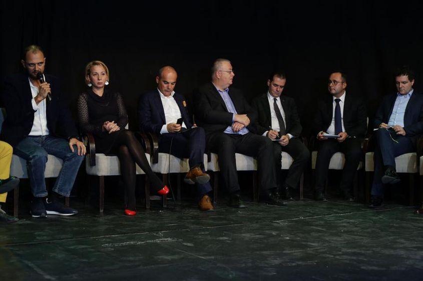 Cristian Bușoi (al doilea din dreapta) și Rareș Bogdan (în centru), participanți la dezbaterile intitulate „Opoziția la raport”, organizate de PNL. Foto: Contul de Facebook al lui Cristian Bușoi