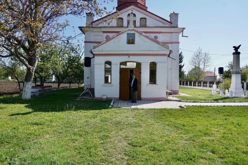 Dascălul bisericii se asigură de fiecare dată că sunetul continuă să se audă în boxele îndreptate spre un capăt și celălalt al satului. Foto: Maria Tufan