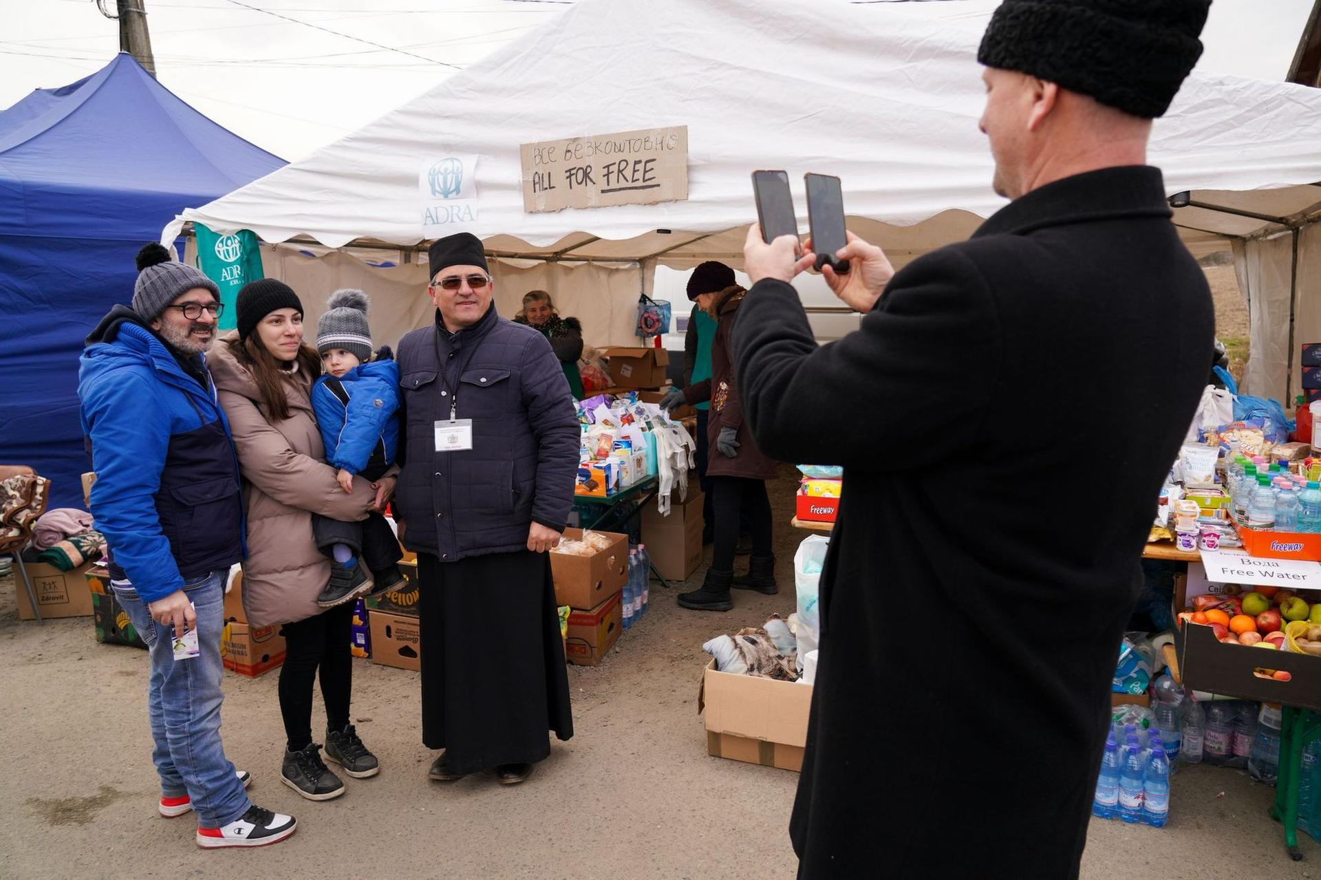 Reprezentanți ai mai multor culte s-au alăturat voluntarilor care-i ajută pe refugiații ucraineni la granița cu România, 6 martie 2022. Foto: Raul Ștef