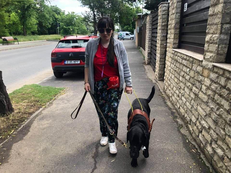 Simona Smultea și Chili, câinele ei ghid. Sursa: arhiva personală