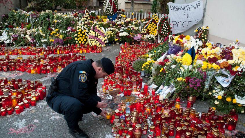 Una dintre primele comemorări din fața clubului Colectiv. Foto: Lucian Muntean