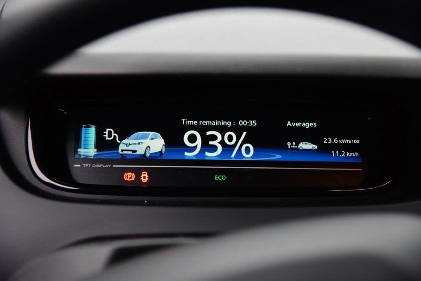 Cu ochii la procent: bordul mașinii lui Eugen Preda, președintele unei asociații care promovează punctele de încărcare pentru mașinile electrice. Foto: Lucian Muntean