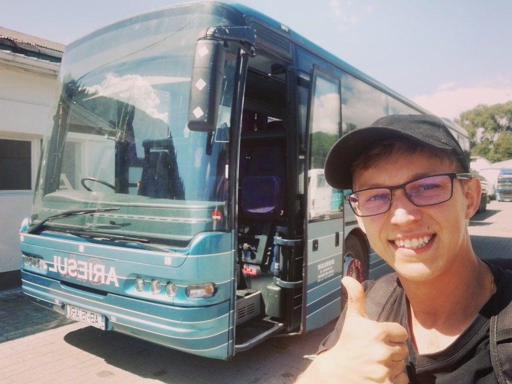 Tică Darie și unul din autobuzele lui, închiriate prin crowdfunding. Foto: Facebook Tică Darie
