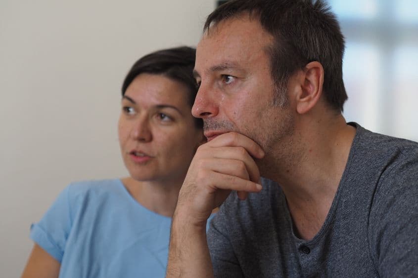 T.O. Bobe s-a născut în 1969, la Constanța, și a absolvit Facultatea de Litere din București.