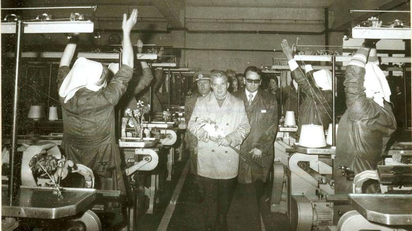 O duceai bine mai ales dacă produceai pentru export și dacă nu cădeai lată de oboseală după ce mai aplaudai și tovarășii veniți în vizită. Foto: Fabrica de tricotaje „Bucovina” din Rădăuți. Sursa: Fototeca online a comunismului românesc