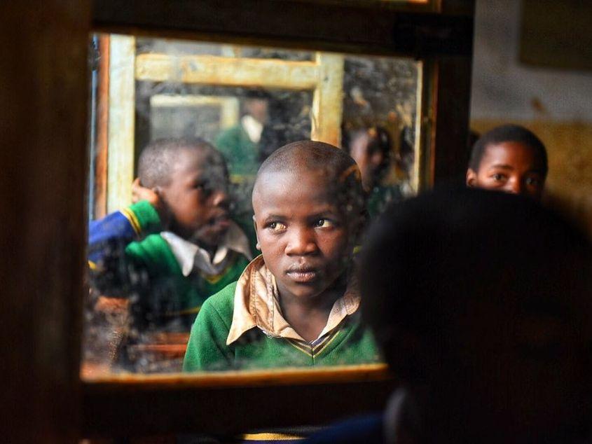 În Tanzania școala e ceva care se face cu greu, cu sacrificii și cu multă implicare din partea comunității. Foto: Ioana Epure