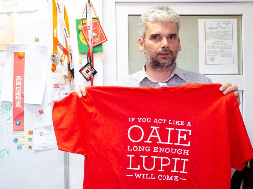 „Dacă te porţi ca o oaie îndeajuns, lupii vor veni”, acesta e mesajul pe care medicul Hadrian Borcea l-a scris pe tricourile oferite colegilor săi.