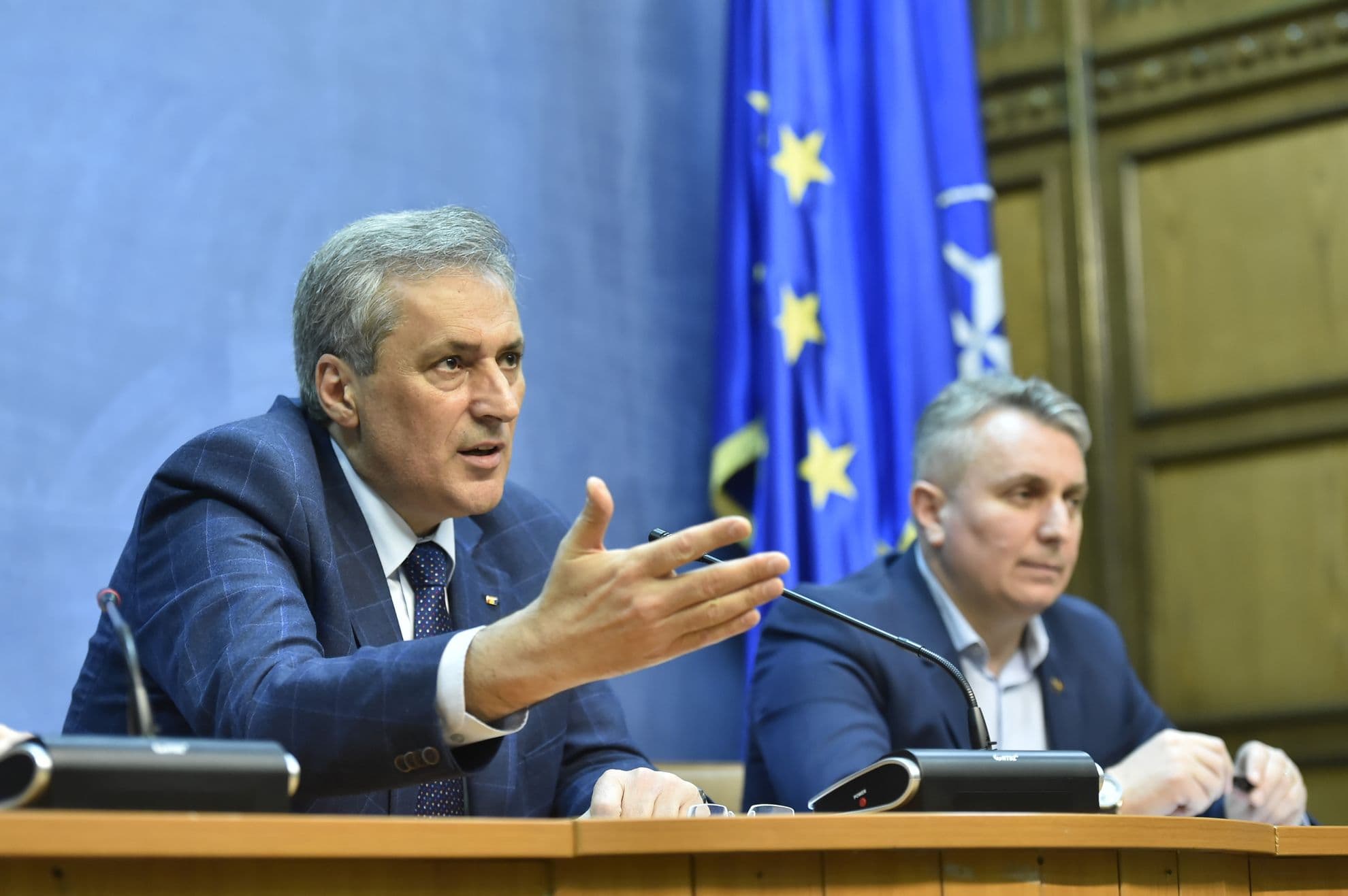 Marcel Vela, fostul ministru de Interne, și succesorul său Lucian Bode. Devenit după alegeri ministru de Interne, Bode l-a numit pe Mihăilă directorul său de cabinet. FOTO: Silviu Matei / AGERPRES