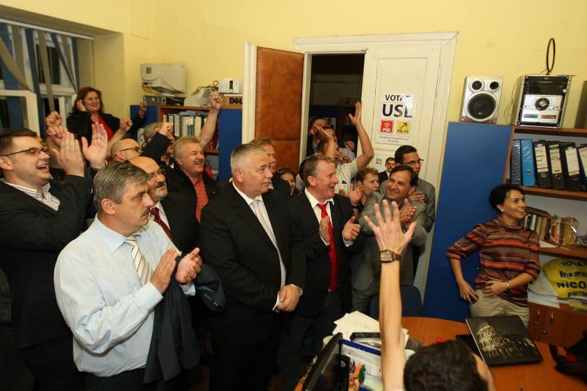 2012, victoria USL: Horea Uioreanu (în cămaşă), alături de senatorul PNL Marius Nicoară şi de Remus Lăpuşan (cu cravată roşie), fost lider al PSD Cluj. Foto: arhiva Adevărul