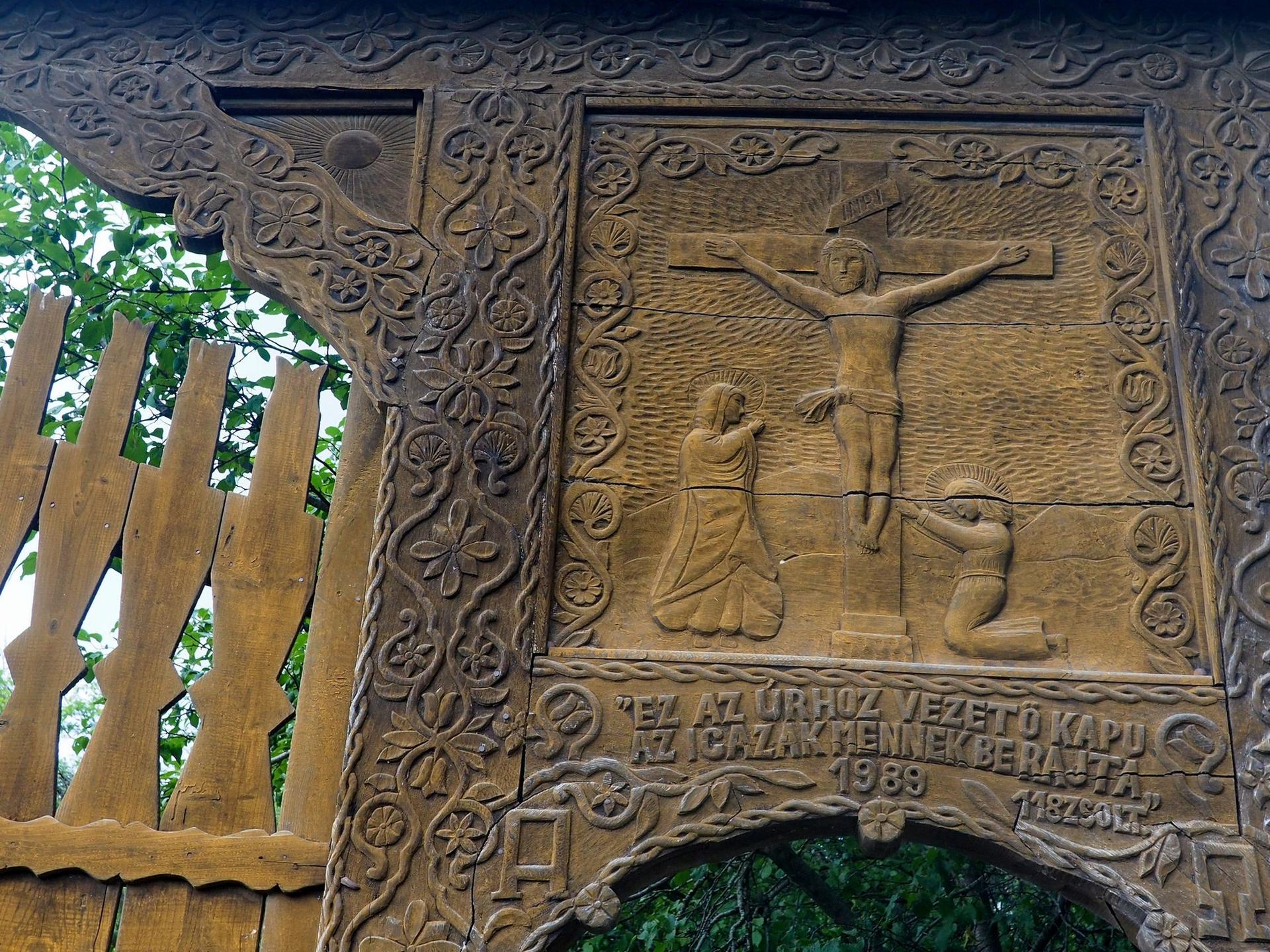 Poartă sculptată cu motive specifice, cu tematică religioasă