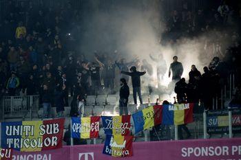 Un grup de suporteri a aprins torțe în repriza a doua. A fost singurul incident din tribune.