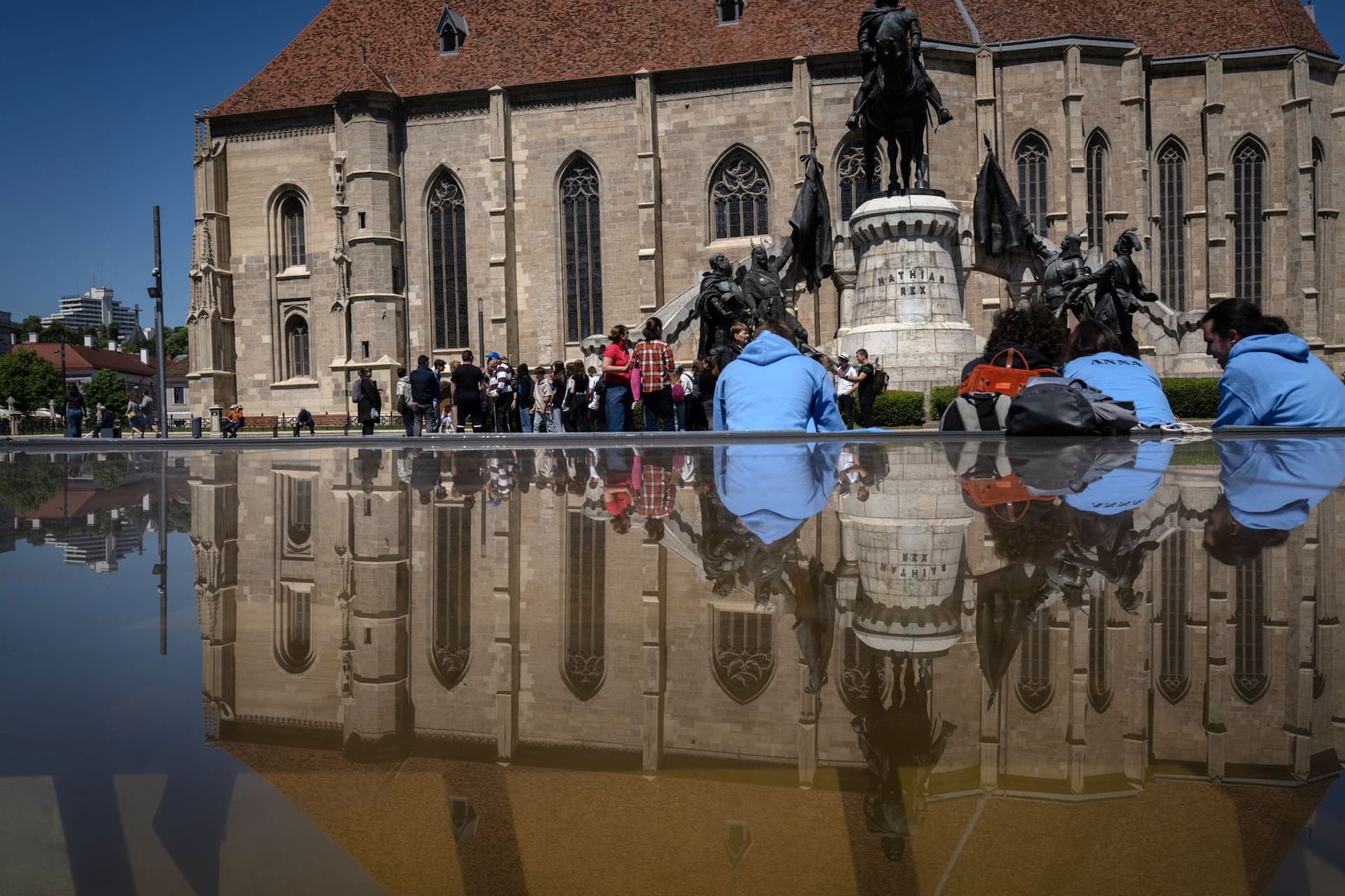 Studenți în Piața Unirii din Cluj-Napoca, vineri, 10 mai, 2024.