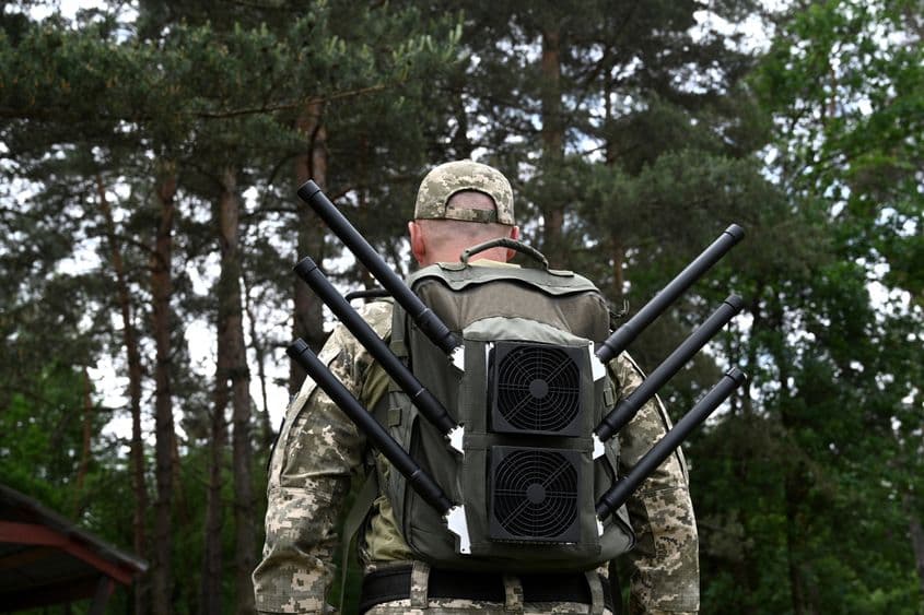 Militar ucrainean cu rucsac antidrone. . foto: 320424114 © Bumbleedee | Dreamstime.com