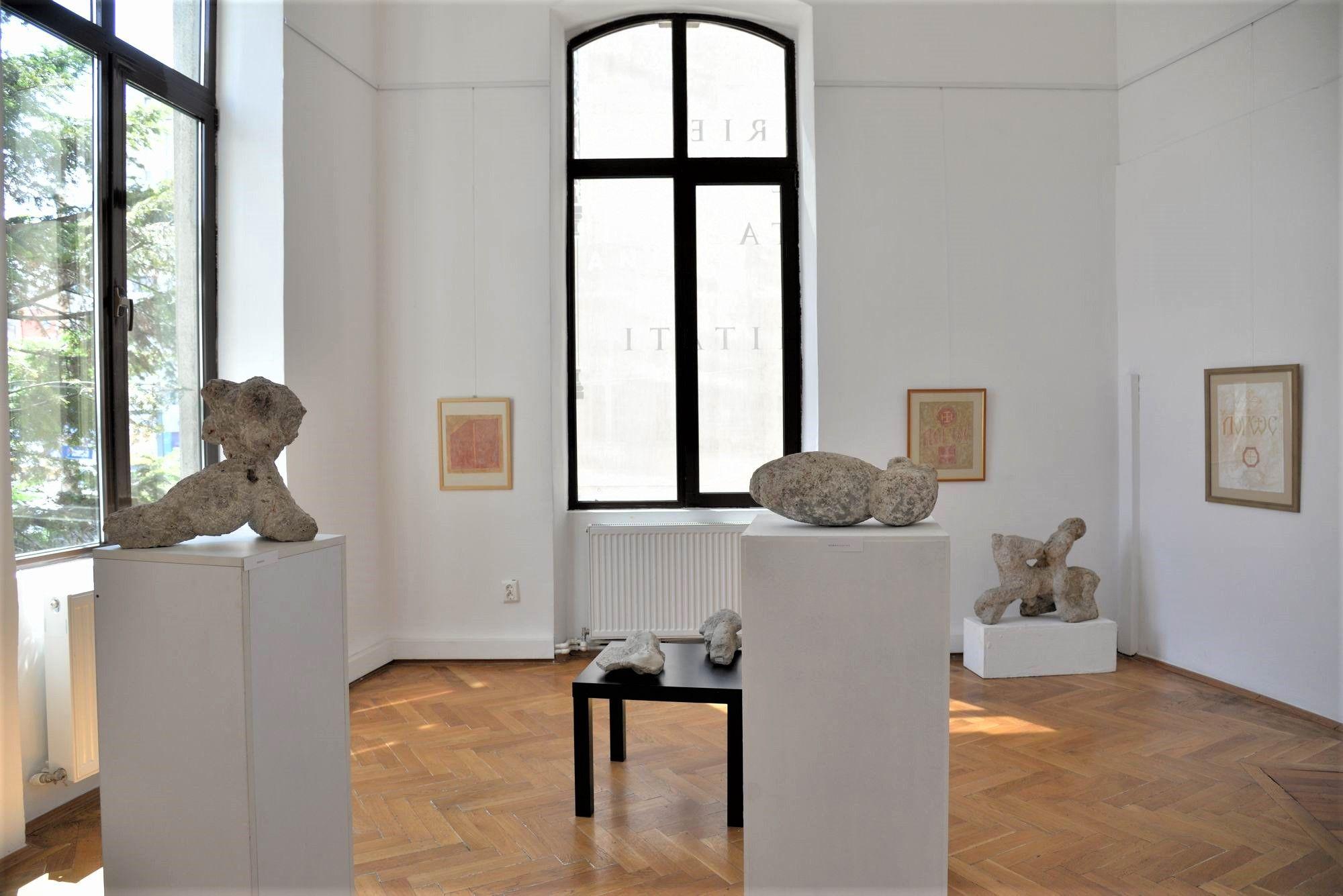 <em>Sculptură Vasile Gorduz, Acuarelă Paul Gherasim. Foto Lucian Muntean</em>
