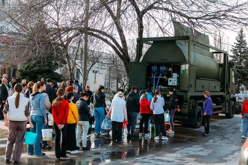 Pentru a asigura aprovizionarea populației cu apă potabilă, Republica Moldova a mobilizat armata și autospeciale ale Inspectoratului General pentru Situații de Urgență din Bălți, Dondușeni, Rîșcani și Ungheni. Distribuirea apei se realizează în funcție de necesitățile comunicate de autoritățile locale. Foto: Centrul Național de Management al Crizelor