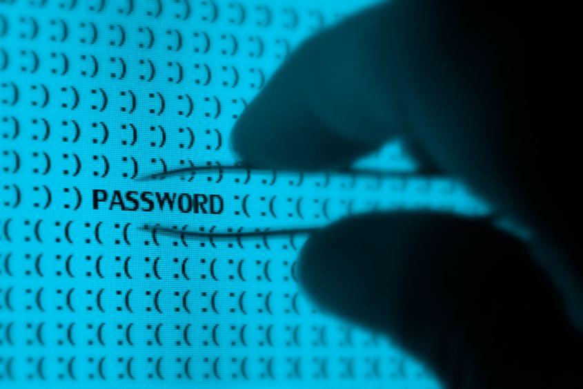 <strong>Una din cinci </strong>instituții expune căi de comunicare și acces cu software-ul riscante pe adresa ei publică. Foto: ID <a target="_blank" href="https://www.dreamstime.com/stock-photos-online-security-image13847673">13847673</a> | <a target="_blank" href="https://www.dreamstime.com/photos-images/online-safety.html">Online Safety</a> © <a target="_blank" href="https://www.dreamstime.com/pn_photo_info">Pn_photo</a> | <a target="_blank" href="https://www.dreamstime.com/">Dreamstime.com</a>