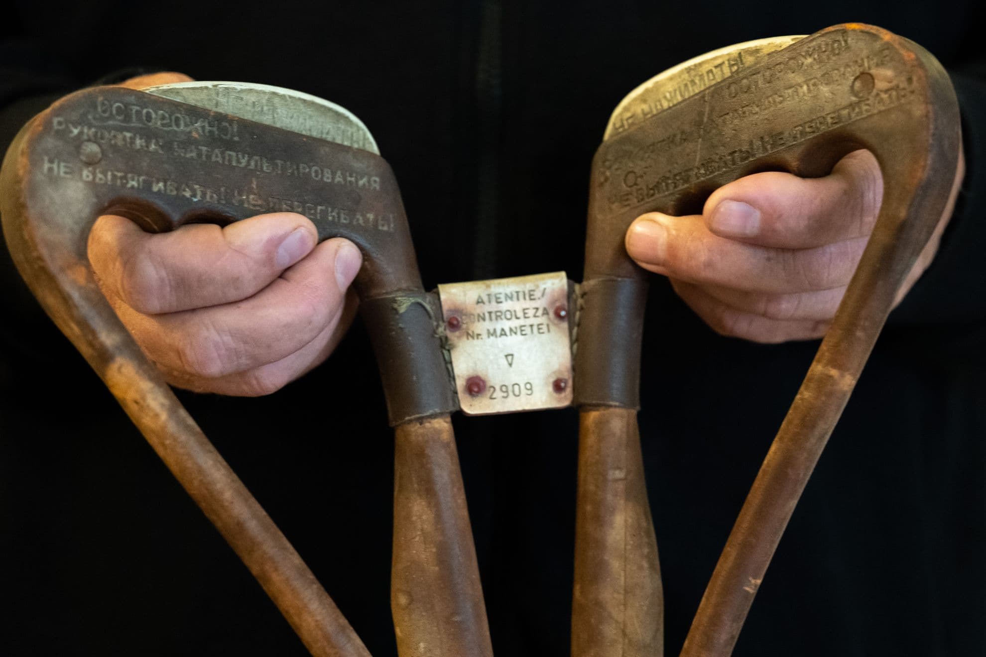 Parte din scanul MiG-21, care declanșează catapultarea pilotului. FOTO: Raul Ștef (c)