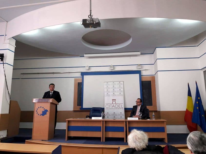 Mihai Răzvan Ungureanu și conferențiarul universitar Valentin Naumescu, gazda întâlnirii de la UBB Cluj. Foto: Vlad Zubac