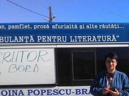 Doina Popescu-Brăila, în fața "ambulanței" cu care călătorea prin țară până de curând. La București se afla în altă mașină. Foto: Arhiva personală