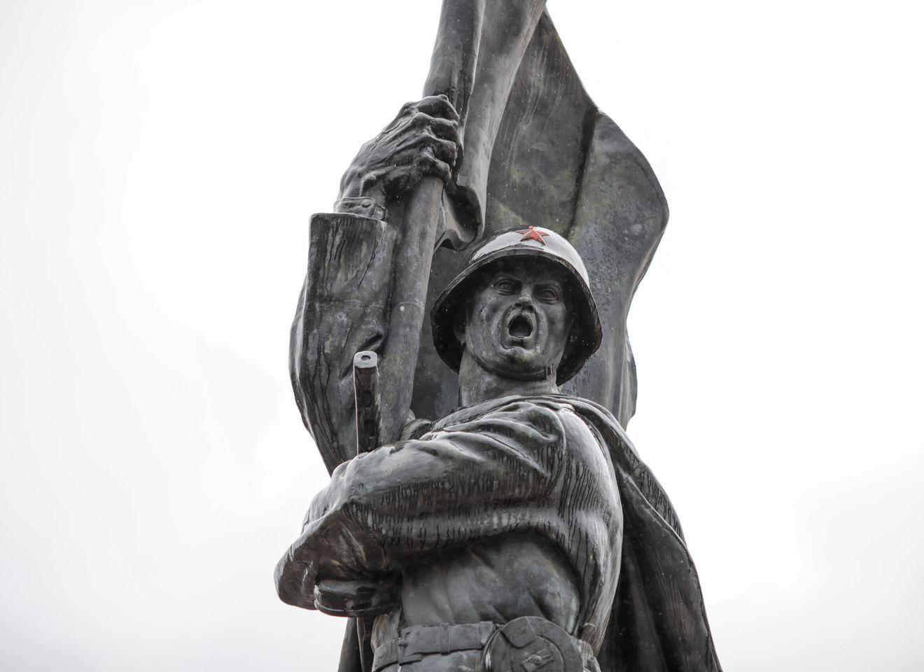 2020, București. Statuia Ostașului Sovietic. Au loc depuneri de coroane de flori la Monumentul Ostaşului Sovietic. Evenimentul a fost organizat de Biroul Ataşatului Militar de pe lângă Ambasada Rusiei în România. Foto: Inquam Photos / George Calin