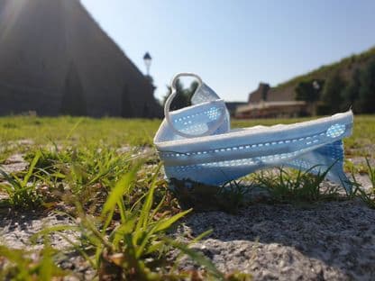 Cum vrea Ministerul Mediului să reciclăm măștile sanitare nereciclabile