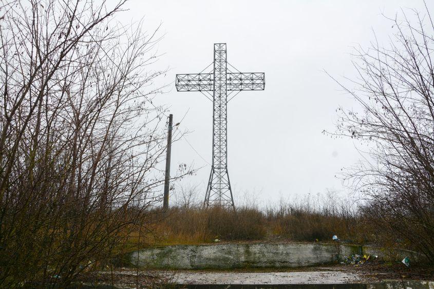 Harnici și credincioși, oamenii din Matca s-au dus mai aproape de Dumnezeu ridicând o cruce uriașă pe cel mai înalt deal.