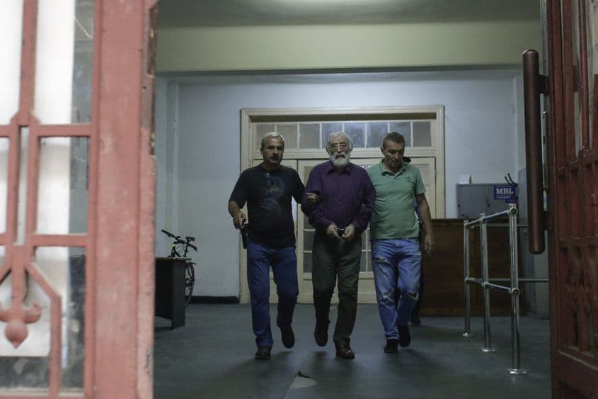 Gregorian Bivolaru este escortat de polițiști către o mașină de poliție, după ce a fost audiat de procurori în dosarul în care este acuzat de trecere frauduloasă a frontierei, in Bucuresti, miercuri, 24 august 2016. Inquam Photos / Octav Ganea