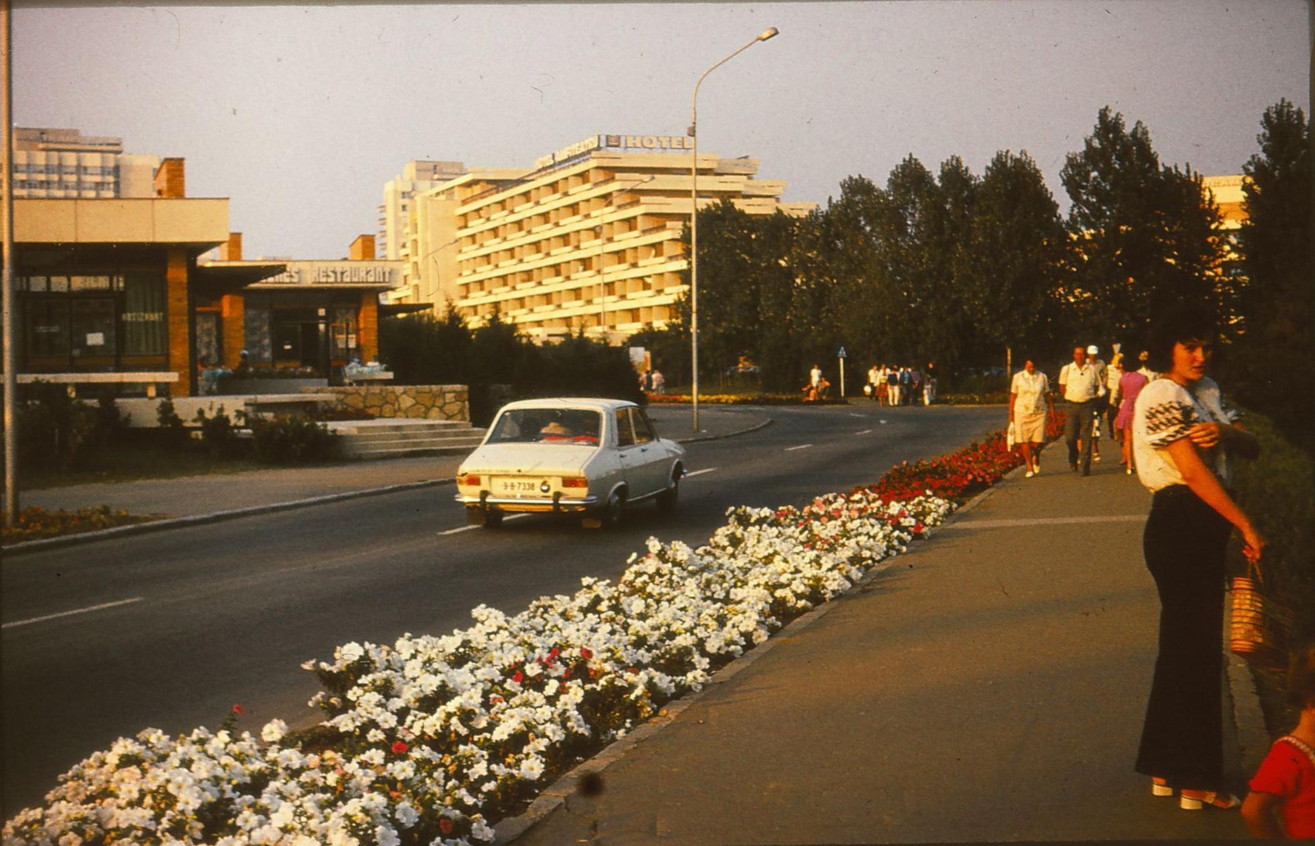 Toate hotelurile dădeau acces la restaurantele adiacente, multe dintre ele cu orchestre live seara. Treptat, porțiile s-au micșorat, calitatea serviciilor a scăzut, iar la finalul anilor 1980 devenea o adevărată aventură să primești ceva decent de mâncare dacă nu aveai „pile”. Foto: Nicolae Mihălțianu, arhiva personală