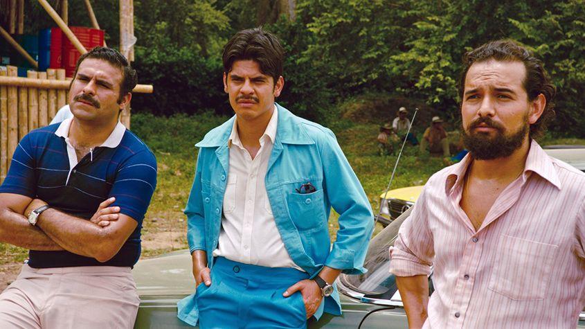 Cei trei capi ai Cartelului Medellín. În stânga, Pablo Escobar, întruchipat de Mauricio Mejía.