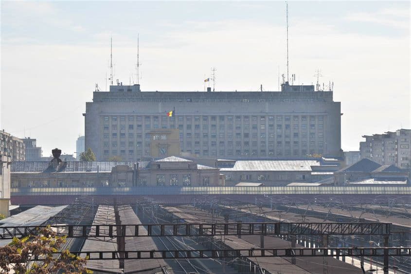 Tot acest spațiu uriaș ar trebui regândit din temelii, nu doar vopsit de 100 de milioane de euro. Foto: Lucian Muntean