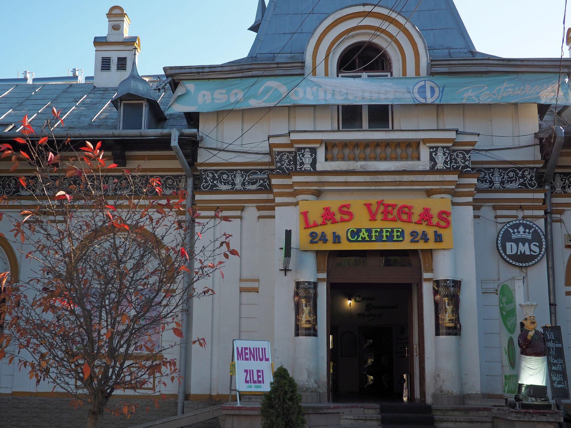 În pană de idei, un local clasic central oferă păcănele la pachet cu meniul zilei.