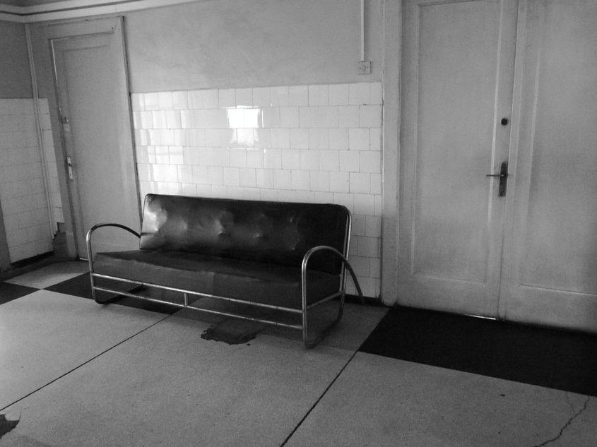 Coridorul unui sanatoriu de TBC. Fotografie: Jonathan Stillo