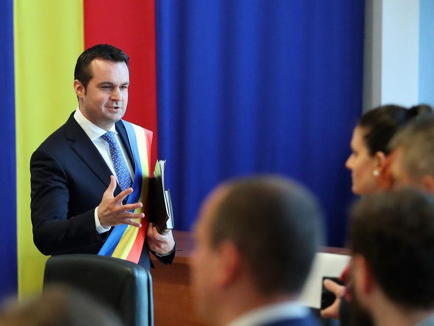 Primarul ales al municipiului Baia Mare, Cătălin Chereches, depune jurământul după ce a fost adus din Penitenciarul Gherla, luni, 18 iulie 2016. Inquam Photos / Mircea Rosca