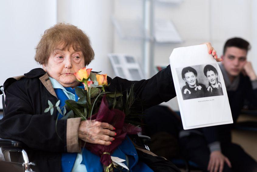 Eva Mozes Kor și o fotografie care le înfățișează pe ea și pe sora ei, Miriam, în 1948.