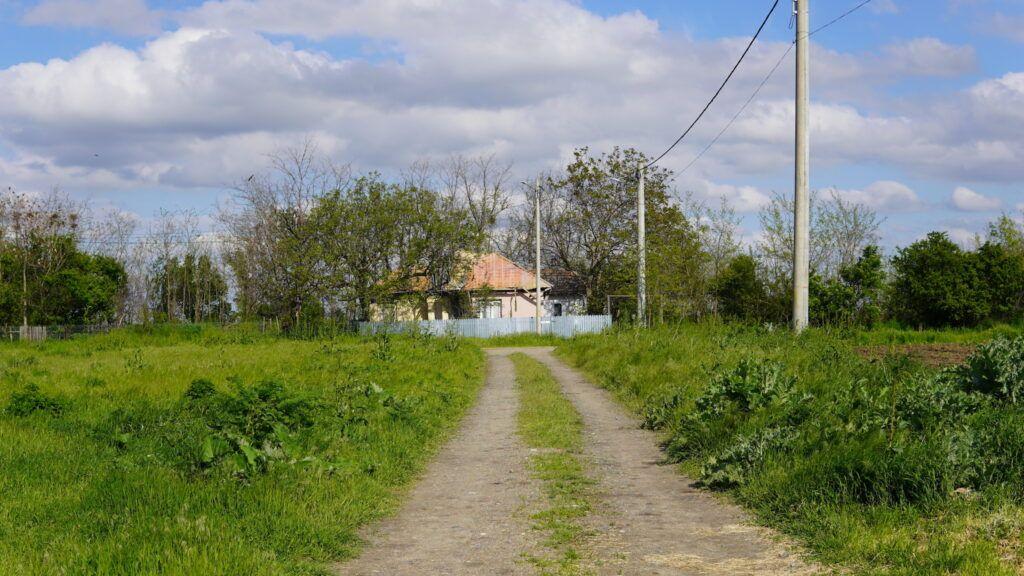 <em>Gospodăria care a ars în iunie 2022 este la capătului unui drum neasfaltat, izolată, cu vecini la o distanță de cel puțin 100 de metri. </em>Foto: Laura Popa