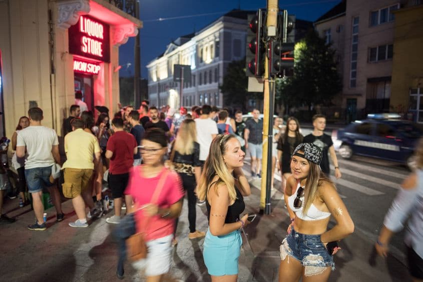 La intrarea în Parcul Central, un magazin non-stop cu băuturi e asaltat de participanții la festival.