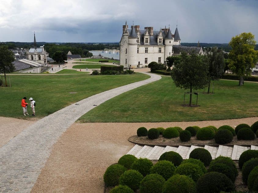 Castelul Amboise de pe Valea Loarei. În capela din stânga este locul de veci al lui Leonardo. Fotografii: Lucian Muntean
