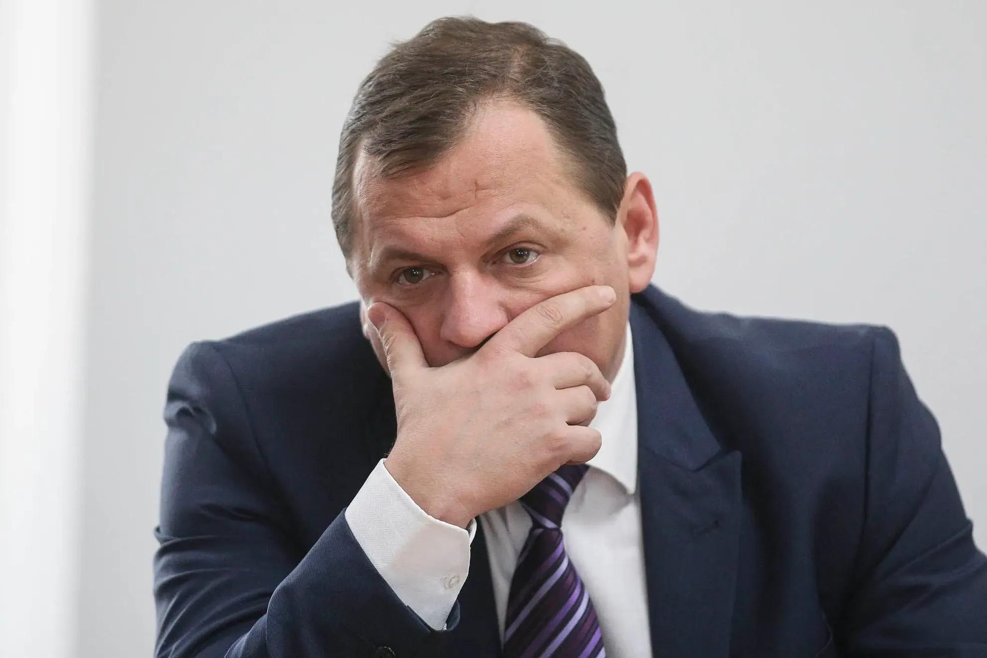 Gabriel Vlase, actualul șef al SIE, este unul dintre politicienii locali modelați, după ce a primit girul de partid pentru poziția de deputat, de una dintre universitățile militarizate ale României. În paralel cu presupusa educație în intelligence primită ca doctorand de primă generație a Academiei SRI, Vlase - care și-a plagiat în mod grosier teza de doctorat - a fost distribuit mai întâi în rolul de șef al comisiei parlamentare de control a SIE și, ulterior, în cel de șef al SIE. FOTO: OCTAV GANEA / INQUAM PHOTOS