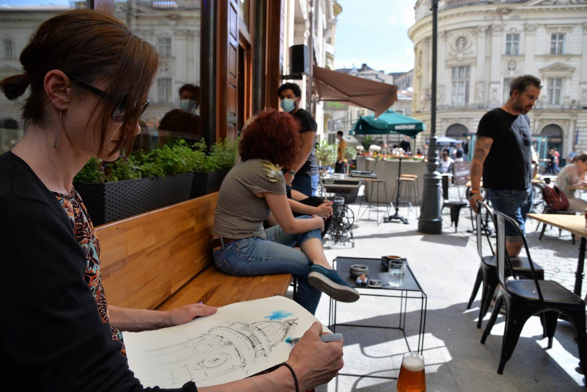 Marilena Iepan face o acuarelă pe terasa din Centrul Istoric al Capitalei. Foto Lucian Muntean