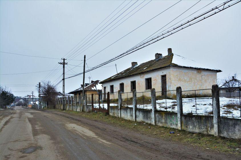 Fostul comisariat raional, devenit sediu al casei de copii, unde se petrec întâmplările narate aici. Astăzi, în paragină.