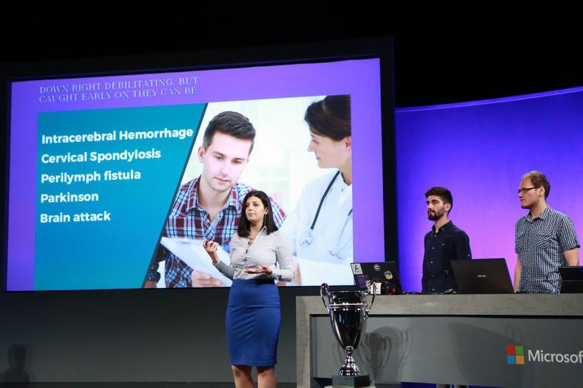 Flavia Oprea, în timpul prezentării din finala Imagine Cup 2016. În dreapta, Cristian Alexandrescu și Iulian Mateșică. Foto: Microsoft