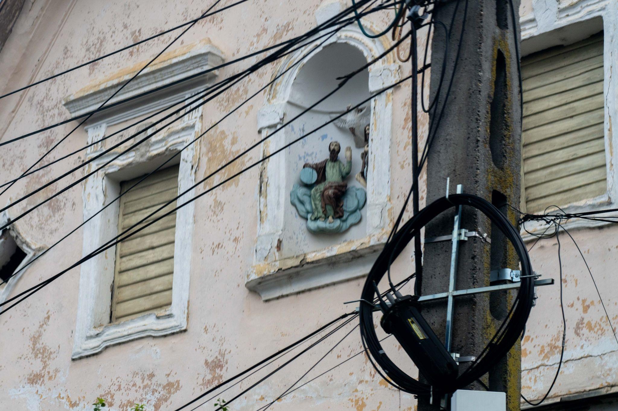 Clădirile vechi armenești sunt ușor de recunoscut. Sfântul protector al casei stă într-o firidă de sub acoperiș. Foto: Raul Ștef