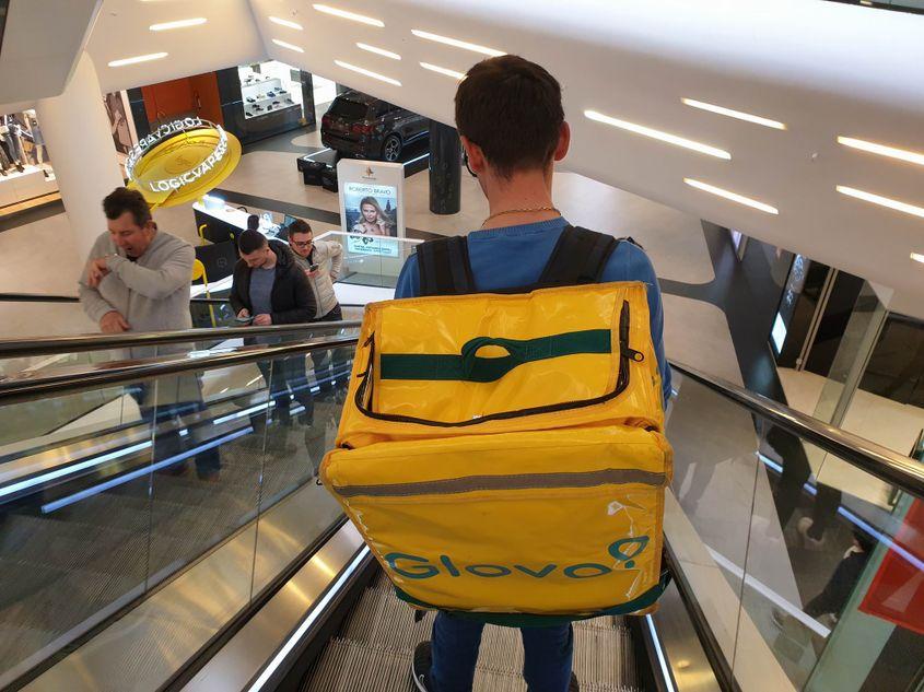 Foarte mulți clienți comandă de pe internet, atât direct de la magazinele online, cât și prin intermediul aplicațiilor de livrare la domiciliu. Foto: Lucian Muntean