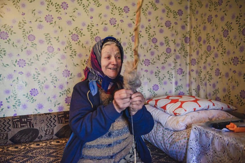 Când se simte singură, Vasilica Enache toarce fir de lână. Foto: Ioana Epure