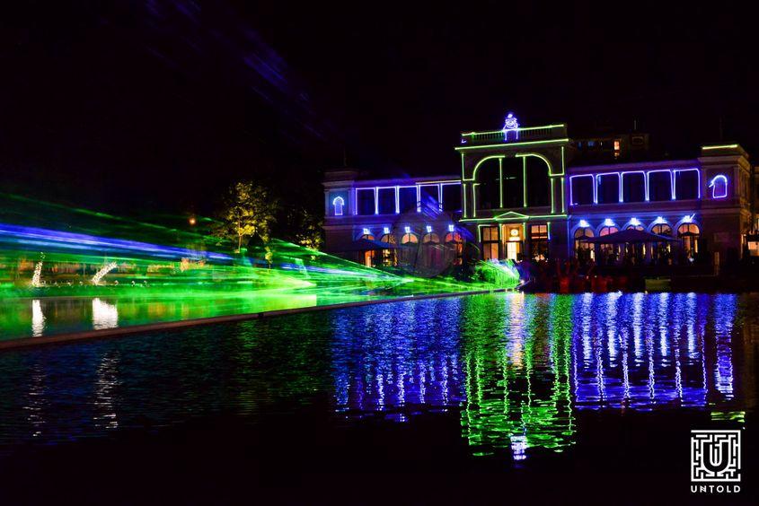 Imagine de la un eveniment din cadrul Untold 2016, desfășurat la clădirea Chios din Parcul Central. Foto: Untold ©