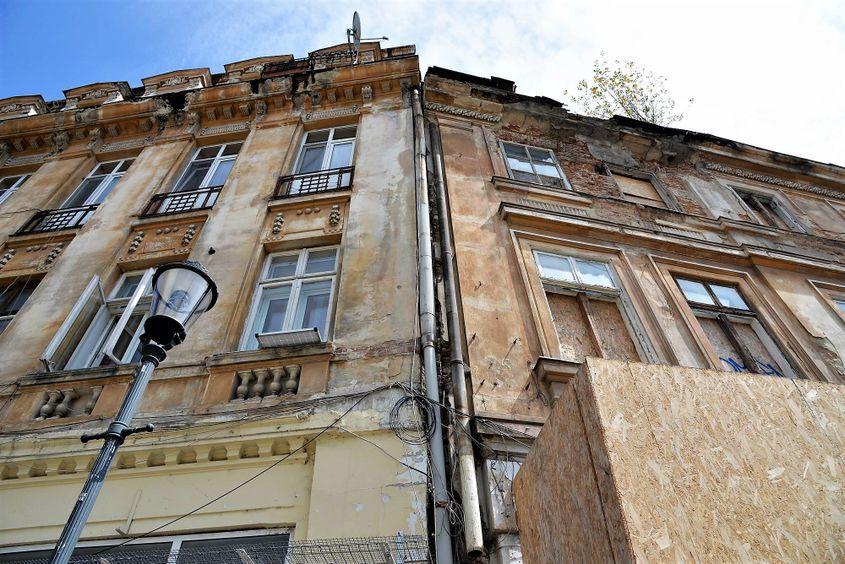 Atenție, cad cornișe. Foto: Lucian Muntean